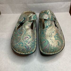 Paisley Patterned Sandals